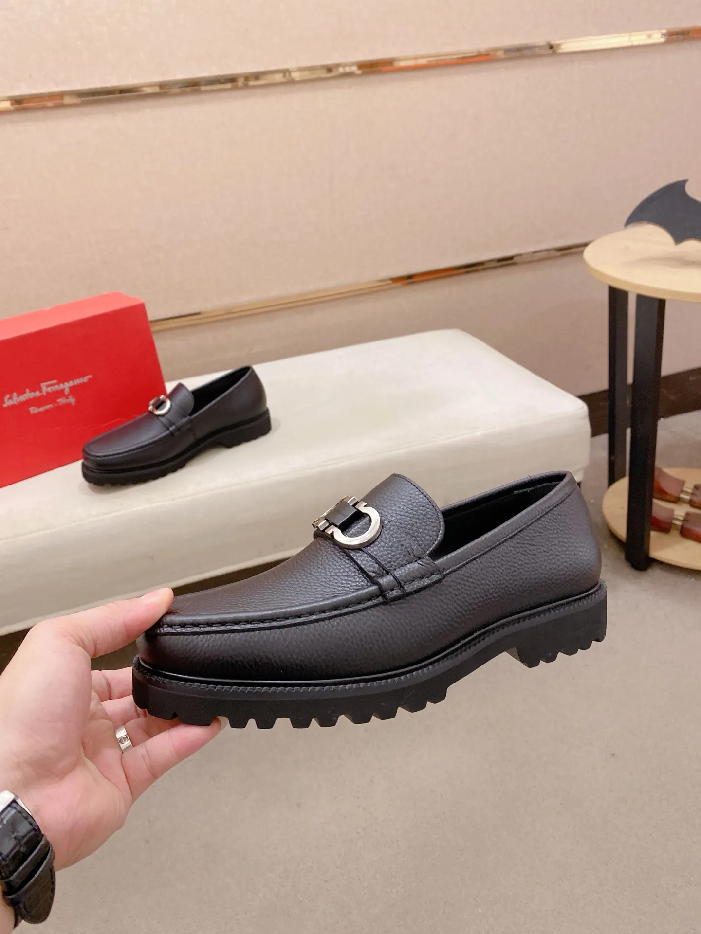 Men's shoes💰: 560💰 High version Ferragamo quality! 🆕🆕Exclusive hot-selling products in stock🔥🔥New products on the shelves, high-quality shoes, high-end driving shoes, with complete packaging! 💪 💪 Material: imported patented cowhide 🐂 + imported high-quality water-dyed cowhide lining + wear-resistant outsole 👍🏻👍🏻 Features: high-end and comfortable, purely handmade 🚀 🚀 Create the perfect shoes that suit you best 🔥 🔥 Size: (38-44) Can be customized 45 non-returnable!